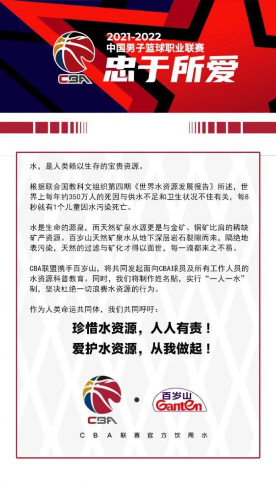 当汽车没法进入拍摄场地，他们在寒冷的天气里背着沉重的拍摄器材，于蜿蜒的山路徒步行走